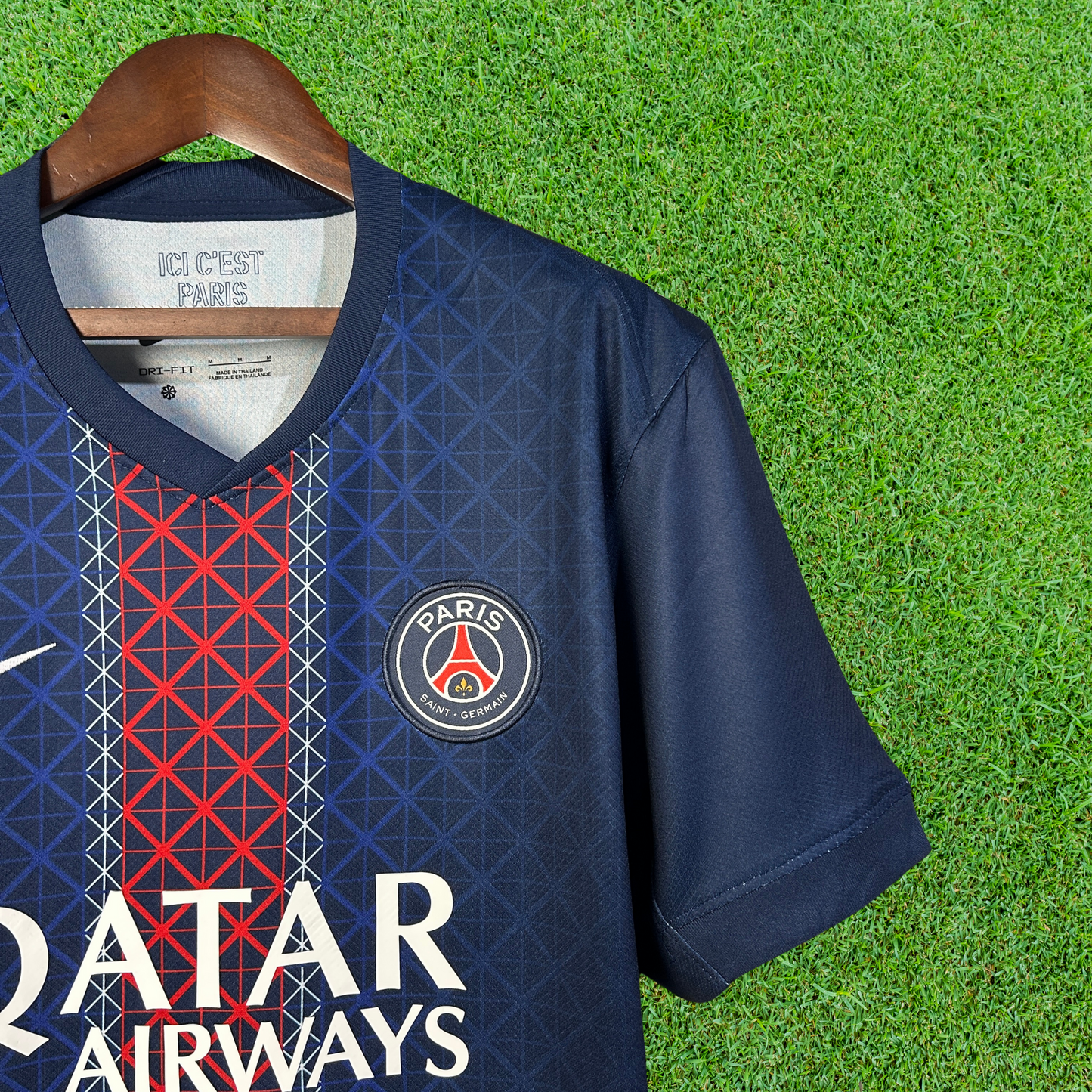 Camiseta local del Paris Saint-Germain FC (PSG) 25/26, versión para aficionados 